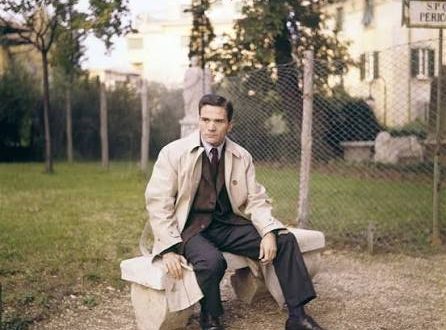 Pier Paolo Pasolini, İtalyan sinemasının en özgün, tartışmalı ve etkili yönetmenlerinden biridir. Ancak onu yalnızca bir film yönetmeni olarak tanımlamak, sanatçının çok yönlü kişiliğini anlamak için yeterli değildir. Pasolini aynı zamanda şair, yazar, senarist, gazeteci, düşünür ve entelektüel olarak 20. yüzyıl İtalya'sının kültürel ve siyasi tartışmalarında önemli bir rol üstlenmiştir.