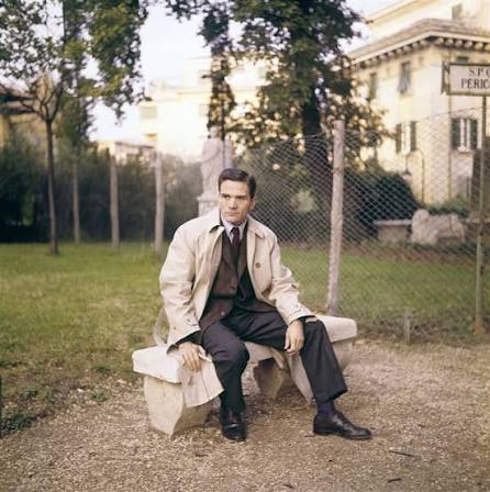 Pier Paolo Pasolini, İtalyan sinemasının en özgün, tartışmalı ve etkili yönetmenlerinden biridir. Ancak onu yalnızca bir film yönetmeni olarak tanımlamak, sanatçının çok yönlü kişiliğini anlamak için yeterli değildir. Pasolini aynı zamanda şair, yazar, senarist, gazeteci, düşünür ve entelektüel olarak 20. yüzyıl İtalya'sının kültürel ve siyasi tartışmalarında önemli bir rol üstlenmiştir.