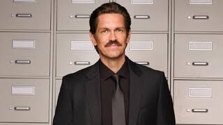 Steve Howey, özellikle Shameless dizisindeki Kevin Ball ve Reba dizisindeki Van Montgomery karakterleriyle tanınan Amerikalı oyuncudur. Televizyon dünyasında uzun soluklu projelerde yer alan sanatçı, komedi ağırlıklı rollerin yanı sıra aksiyon, drama, romantik komedi ve suç türündeki yapımlarda da kamera karşısına geçmiştir. Kariyerinin farklı dönemlerinde hem televizyon dizilerinde hem de sinema filmlerinde rol alan Howey, özellikle fiziksel komedi anlayışı ve güçlü ekran enerjisiyle dikkat çekmiştir.