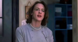 Joan Cusack, Hollywood'un en tanınan karakter oyuncularından biri olarak özellikle komedi türündeki doğal performansları, kendine özgü oyunculuk tarzı ve güçlü yan karakterleriyle öne çıkan Amerikalı bir sanatçıdır.
