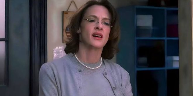 Joan Cusack, Hollywood'un en tanınan karakter oyuncularından biri olarak özellikle komedi türündeki doğal performansları, kendine özgü oyunculuk tarzı ve güçlü yan karakterleriyle öne çıkan Amerikalı bir sanatçıdır.