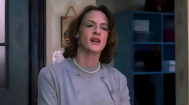 Joan Cusack, Hollywood'un en tanınan karakter oyuncularından biri olarak özellikle komedi türündeki doğal performansları, kendine özgü oyunculuk tarzı ve güçlü yan karakterleriyle öne çıkan Amerikalı bir sanatçıdır.