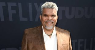 Luis Guzmán, sinema ve televizyon dünyasında özellikle güçlü karakter performanslarıyla tanınan Porto Riko asıllı Amerikalı oyuncudur. Kariyeri boyunca suç filmlerinden komedilere, dramalardan aksiyon ve bilim kurgu yapımlarına kadar çok farklı türlerde rol alan Guzmán, Hollywood'un en üretken karakter oyuncularından biri olarak kabul edilir. Oyuncunun geniş filmografisinde Boogie Nights, Traffic, Magnolia, Carlito's Way, The Taking of Pelham 123, Punch-Drunk Love, Yes Man, Code Black ve Wednesday gibi dikkat çeken yapımlar bulunur.