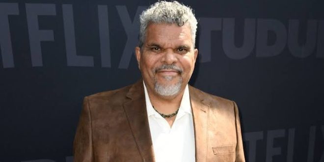 Luis Guzmán, sinema ve televizyon dünyasında özellikle güçlü karakter performanslarıyla tanınan Porto Riko asıllı Amerikalı oyuncudur. Kariyeri boyunca suç filmlerinden komedilere, dramalardan aksiyon ve bilim kurgu yapımlarına kadar çok farklı türlerde rol alan Guzmán, Hollywood'un en üretken karakter oyuncularından biri olarak kabul edilir. Oyuncunun geniş filmografisinde Boogie Nights, Traffic, Magnolia, Carlito's Way, The Taking of Pelham 123, Punch-Drunk Love, Yes Man, Code Black ve Wednesday gibi dikkat çeken yapımlar bulunur.