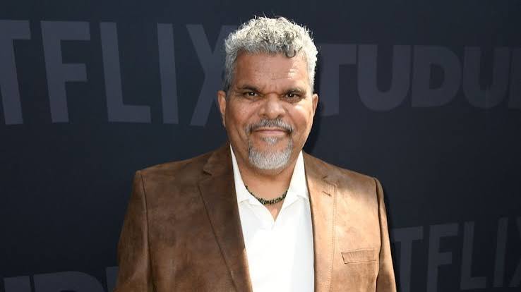 Luis Guzmán, sinema ve televizyon dünyasında özellikle güçlü karakter performanslarıyla tanınan Porto Riko asıllı Amerikalı oyuncudur. Kariyeri boyunca suç filmlerinden komedilere, dramalardan aksiyon ve bilim kurgu yapımlarına kadar çok farklı türlerde rol alan Guzmán, Hollywood'un en üretken karakter oyuncularından biri olarak kabul edilir. Oyuncunun geniş filmografisinde Boogie Nights, Traffic, Magnolia, Carlito's Way, The Taking of Pelham 123, Punch-Drunk Love, Yes Man, Code Black ve Wednesday gibi dikkat çeken yapımlar bulunur.