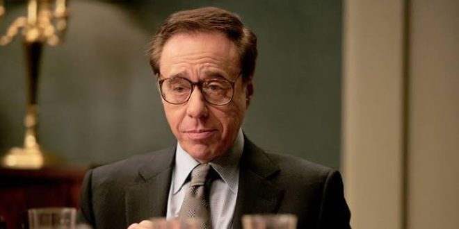 Peter Bogdanovich, 1970'li yıllarda Amerikan sinemasının yeniden şekillenmesinde önemli rol oynayan yönetmen, senarist, oyuncu, yapımcı, sinema tarihçisi ve yazardır. Klasik Hollywood sinemasına duyduğu hayranlığı modern anlatım teknikleriyle birleştiren Bogdanovich, özellikle The Last Picture Show, What's Up, Doc?, Paper Moon, Daisy Miller ve Mask gibi filmleriyle tanındı.