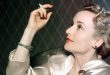 Carole Lombard, 1930'lu yılların Hollywood sinemasına damgasını vuran, özellikle komedi türündeki performanslarıyla unutulmazlar arasına giren Amerikalı oyuncudur. 6 Ekim 1908'de Indiana eyaletinin Fort Wayne kentinde doğan sanatçı, kısa sayılabilecek kariyerine rağmen Hollywood'un en parlak yıldızlarından biri olmayı başarmıştır.
