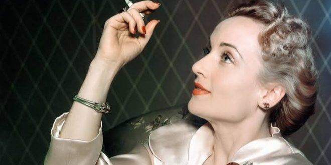 Carole Lombard, 1930'lu yılların Hollywood sinemasına damgasını vuran, özellikle komedi türündeki performanslarıyla unutulmazlar arasına giren Amerikalı oyuncudur. 6 Ekim 1908'de Indiana eyaletinin Fort Wayne kentinde doğan sanatçı, kısa sayılabilecek kariyerine rağmen Hollywood'un en parlak yıldızlarından biri olmayı başarmıştır.
