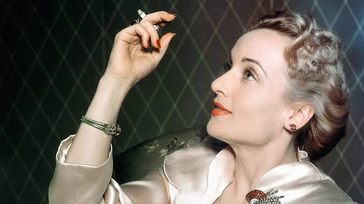 Carole Lombard, 1930'lu yılların Hollywood sinemasına damgasını vuran, özellikle komedi türündeki performanslarıyla unutulmazlar arasına giren Amerikalı oyuncudur. 6 Ekim 1908'de Indiana eyaletinin Fort Wayne kentinde doğan sanatçı, kısa sayılabilecek kariyerine rağmen Hollywood'un en parlak yıldızlarından biri olmayı başarmıştır.