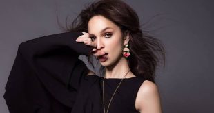 Ruby Modine, genç kuşağın dikkat çeken Amerikalı oyuncularından biri olarak özellikle televizyon ve sinema dünyasında adını duyuran yetenekli bir sanatçıdır. Oyunculuğun yanı sıra müzikle de ilgilenen Modine, sanatın farklı alanlarını bir araya getiren çok yönlü kariyeriyle öne çıkar. Geniş kitleler tarafından en çok Fiona Gallagher’ın kız kardeşi ve Lip Gallagher’ın sevgilisi Sierra Morton karakterinin yer aldığı “Shameless” dizisindeki Sierra Morton rolüyle tanınan oyuncu, farklı türlerdeki yapımlarda gösterdiği performanslarla kariyerini geliştirmeyi sürdürmüştür.