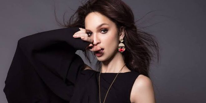 Ruby Modine, genç kuşağın dikkat çeken Amerikalı oyuncularından biri olarak özellikle televizyon ve sinema dünyasında adını duyuran yetenekli bir sanatçıdır. Oyunculuğun yanı sıra müzikle de ilgilenen Modine, sanatın farklı alanlarını bir araya getiren çok yönlü kariyeriyle öne çıkar. Geniş kitleler tarafından en çok Fiona Gallagher’ın kız kardeşi ve Lip Gallagher’ın sevgilisi Sierra Morton karakterinin yer aldığı “Shameless” dizisindeki Sierra Morton rolüyle tanınan oyuncu, farklı türlerdeki yapımlarda gösterdiği performanslarla kariyerini geliştirmeyi sürdürmüştür.