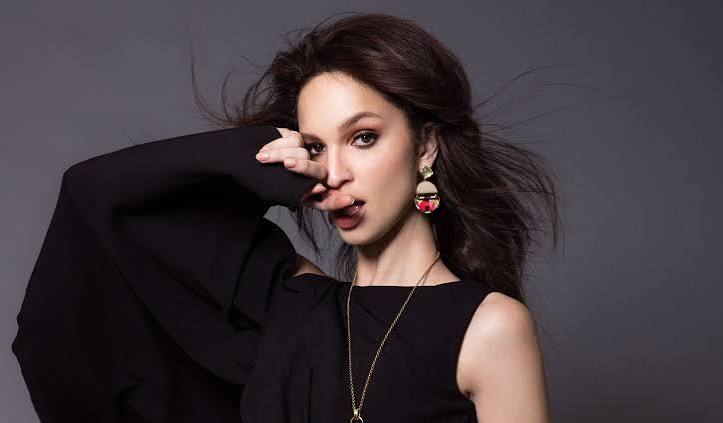 Ruby Modine, genç kuşağın dikkat çeken Amerikalı oyuncularından biri olarak özellikle televizyon ve sinema dünyasında adını duyuran yetenekli bir sanatçıdır. Oyunculuğun yanı sıra müzikle de ilgilenen Modine, sanatın farklı alanlarını bir araya getiren çok yönlü kariyeriyle öne çıkar. Geniş kitleler tarafından en çok Fiona Gallagher’ın kız kardeşi ve Lip Gallagher’ın sevgilisi Sierra Morton karakterinin yer aldığı “Shameless” dizisindeki Sierra Morton rolüyle tanınan oyuncu, farklı türlerdeki yapımlarda gösterdiği performanslarla kariyerini geliştirmeyi sürdürmüştür.