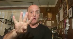Jim Hoffmaster, Amerikan sinema ve televizyon dünyasında özellikle karakter oyunculuğuyla tanınan deneyimli bir oyuncudur. Kariyeri boyunca komedi, drama, suç, gerilim ve bağımsız sinema gibi farklı türlerde çalışan Hoffmaster; güçlü yan karakterleri canlandırması, doğal oyunculuğu ve farklı karakterlere kolayca uyum sağlayabilmesiyle öne çıkmıştır.