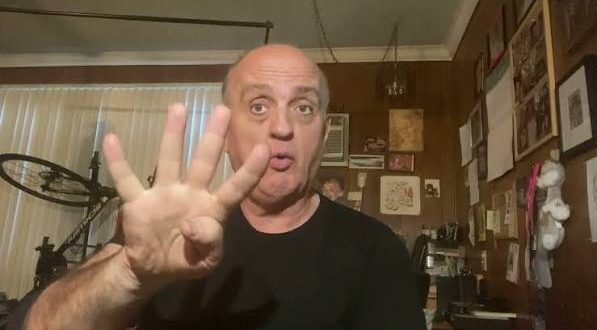 Jim Hoffmaster, Amerikan sinema ve televizyon dünyasında özellikle karakter oyunculuğuyla tanınan deneyimli bir oyuncudur. Kariyeri boyunca komedi, drama, suç, gerilim ve bağımsız sinema gibi farklı türlerde çalışan Hoffmaster; güçlü yan karakterleri canlandırması, doğal oyunculuğu ve farklı karakterlere kolayca uyum sağlayabilmesiyle öne çıkmıştır.