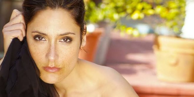 Alicia Coppola, Amerikalı oyuncu ve yazardır. Televizyon dünyasında özellikle uzun soluklu yapımlardaki karakterleriyle tanınan Coppola, kariyeri boyunca drama, polisiye, bilim kurgu, aksiyon ve komedi gibi farklı türlerde çok sayıda projede yer almıştır.