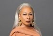 Amerikan televizyon, sinema ve tiyatro dünyasının deneyimli isimlerinden biri olan Tamara Tunie, oyunculuk kariyerinin yanı sıra yönetmenlik ve yapımcılık alanlarında da çalışmalar gerçekleştirmiş çok yönlü bir sanatçıdır. Uzun yıllara yayılan kariyeri boyunca Broadway sahnelerinden televizyon dizilerine, bağımsız filmlerden büyük yapımlara kadar geniş bir yelpazede rol alan Tunie, özellikle güçlü ve karakter sahibi kadınları canlandırmasıyla tanınır.