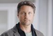 Yeni Zelanda doğumlu aktör Martin Henderson, hem Avustralya hem de Yeni Zelanda televizyonundaki ilk dönem çalışmalarından Hollywood sinemasına uzanan kariyeriyle tanınan başarılı oyunculardan biridir. Romantik dramalardan aksiyon filmlerine, korku yapımlarından televizyon dizilerine kadar farklı türlerde rol alan Henderson, özellikle Grey's Anatomy, Virgin River ve The Ring gibi yapımlarla uluslararası bir hayran kitlesine ulaşmıştır.