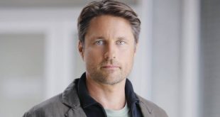 Yeni Zelanda doğumlu aktör Martin Henderson, hem Avustralya hem de Yeni Zelanda televizyonundaki ilk dönem çalışmalarından Hollywood sinemasına uzanan kariyeriyle tanınan başarılı oyunculardan biridir. Romantik dramalardan aksiyon filmlerine, korku yapımlarından televizyon dizilerine kadar farklı türlerde rol alan Henderson, özellikle Grey's Anatomy, Virgin River ve The Ring gibi yapımlarla uluslararası bir hayran kitlesine ulaşmıştır.