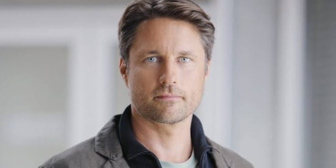 Yeni Zelanda doğumlu aktör Martin Henderson, hem Avustralya hem de Yeni Zelanda televizyonundaki ilk dönem çalışmalarından Hollywood sinemasına uzanan kariyeriyle tanınan başarılı oyunculardan biridir. Romantik dramalardan aksiyon filmlerine, korku yapımlarından televizyon dizilerine kadar farklı türlerde rol alan Henderson, özellikle Grey's Anatomy, Virgin River ve The Ring gibi yapımlarla uluslararası bir hayran kitlesine ulaşmıştır.