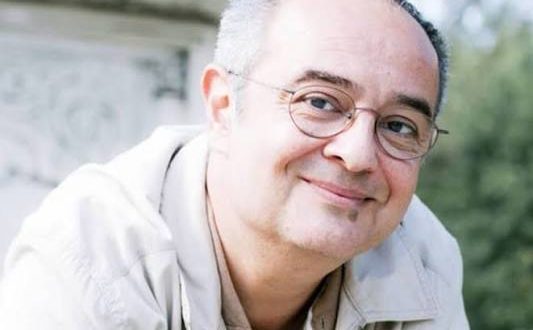 Türk tiyatro, televizyon ve sinema dünyasının dikkat çeken isimlerinden Şerif Erol, oyunculuğunun yanı sıra senaristlik ve seslendirme çalışmalarıyla da öne çıkan çok yönlü bir sanatçıdır. 8 Ekim 1963 tarihinde İzmir'de dünyaya gelen Erol, klasik anlamda yalnızca oyunculuk eğitimi üzerinden şekillenen bir kariyer yerine, fizik ve ekonomi eğitiminin ardından tiyatroya yönelerek kendine özgü bir sanat yolculuğu oluşturmuştur.