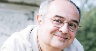 Türk tiyatro, televizyon ve sinema dünyasının dikkat çeken isimlerinden Şerif Erol, oyunculuğunun yanı sıra senaristlik ve seslendirme çalışmalarıyla da öne çıkan çok yönlü bir sanatçıdır. 8 Ekim 1963 tarihinde İzmir'de dünyaya gelen Erol, klasik anlamda yalnızca oyunculuk eğitimi üzerinden şekillenen bir kariyer yerine, fizik ve ekonomi eğitiminin ardından tiyatroya yönelerek kendine özgü bir sanat yolculuğu oluşturmuştur.