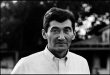 Howard Zinn, Amerika Birleşik Devletleri tarihini farklı bir bakış açısıyla ele alan, tarihçiliği kadar toplumsal ve siyasal görüşleriyle de tanınan Amerikalı tarihçi, yazar ve akademisyendir. Özellikle A People's History of the United States adlı kitabıyla geniş bir okuyucu kitlesine ulaşan Zinn, tarih anlatısının yalnızca devlet yöneticileri, savaşlar ve siyasi liderler üzerinden kurulmasına karşı çıkmıştır.