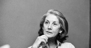 Nadine Gordimer, Güney Afrika'nın yetiştirdiği en önemli edebiyatçılardan biri olarak 20. yüzyıl dünya edebiyatında kendine özgü bir yer edinmiştir. Romanları, kısa öyküleri ve denemeleriyle özellikle apartheid döneminin siyasi ve toplumsal gerçeklerini ele alan Gordimer, edebiyatı yalnızca bir anlatım aracı olarak değil, toplumdaki dönüşümleri gözlemlemenin güçlü bir yolu olarak kullandı.