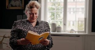 Deborah Levy, çağdaş İngiliz edebiyatının dikkat çeken yazarlarından biri olan romancı, şair, oyun yazarı ve anı yazarıdır. Kendine özgü anlatım dili, alışılmış edebi kalıpların dışına çıkan romanları ve kadınlık, aile, hafıza, özgürlük, yaşlanma, yaratıcılık ve kimlik gibi konulara yaklaşımıyla tanınır. Romanlarında gerçek ile hayal arasındaki sınırları bulanıklaştıran Levy, özellikle karakterlerin iç dünyalarını ve görünmeyen duygusal çatışmalarını ön plana çıkarır.