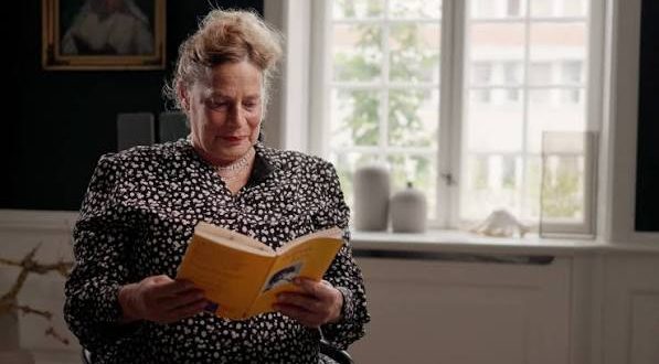 Deborah Levy, çağdaş İngiliz edebiyatının dikkat çeken yazarlarından biri olan romancı, şair, oyun yazarı ve anı yazarıdır. Kendine özgü anlatım dili, alışılmış edebi kalıpların dışına çıkan romanları ve kadınlık, aile, hafıza, özgürlük, yaşlanma, yaratıcılık ve kimlik gibi konulara yaklaşımıyla tanınır. Romanlarında gerçek ile hayal arasındaki sınırları bulanıklaştıran Levy, özellikle karakterlerin iç dünyalarını ve görünmeyen duygusal çatışmalarını ön plana çıkarır.