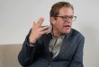Craig Higginson, çağdaş Güney Afrika edebiyatının dikkat çeken yazarlarından biri olarak roman, tiyatro oyunu, deneme ve senaryo alanlarında ürettiği eserlerle tanınmaktadır. İnsan psikolojisini, aile ilişkilerini, toplumsal değişimi, tarihsel hafızayı ve Güney Afrika'nın apartheid sonrası dönüşümünü derinlikli bir anlatımla ele alan Higginson, hem ülkesinde hem de uluslararası edebiyat çevrelerinde saygın bir konuma sahiptir.