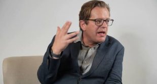 Craig Higginson, çağdaş Güney Afrika edebiyatının dikkat çeken yazarlarından biri olarak roman, tiyatro oyunu, deneme ve senaryo alanlarında ürettiği eserlerle tanınmaktadır. İnsan psikolojisini, aile ilişkilerini, toplumsal değişimi, tarihsel hafızayı ve Güney Afrika'nın apartheid sonrası dönüşümünü derinlikli bir anlatımla ele alan Higginson, hem ülkesinde hem de uluslararası edebiyat çevrelerinde saygın bir konuma sahiptir.