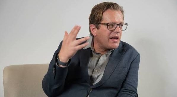 Craig Higginson, çağdaş Güney Afrika edebiyatının dikkat çeken yazarlarından biri olarak roman, tiyatro oyunu, deneme ve senaryo alanlarında ürettiği eserlerle tanınmaktadır. İnsan psikolojisini, aile ilişkilerini, toplumsal değişimi, tarihsel hafızayı ve Güney Afrika'nın apartheid sonrası dönüşümünü derinlikli bir anlatımla ele alan Higginson, hem ülkesinde hem de uluslararası edebiyat çevrelerinde saygın bir konuma sahiptir.