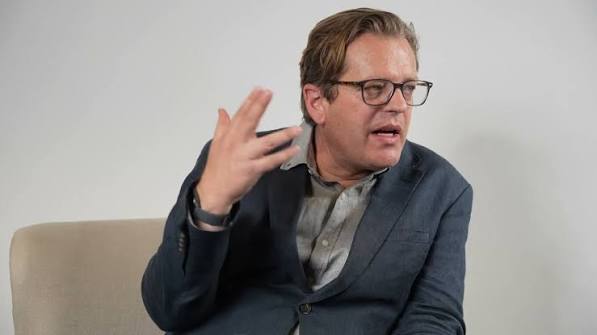 Craig Higginson, çağdaş Güney Afrika edebiyatının dikkat çeken yazarlarından biri olarak roman, tiyatro oyunu, deneme ve senaryo alanlarında ürettiği eserlerle tanınmaktadır. İnsan psikolojisini, aile ilişkilerini, toplumsal değişimi, tarihsel hafızayı ve Güney Afrika'nın apartheid sonrası dönüşümünü derinlikli bir anlatımla ele alan Higginson, hem ülkesinde hem de uluslararası edebiyat çevrelerinde saygın bir konuma sahiptir.