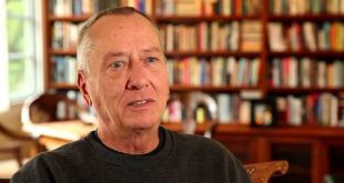 Sinema tarihinde bazı senaristler, yazdıkları hikâyeler kadar hikâyelerini gerçek yaşamdan nasıl besledikleriyle de öne çıkar. Barry Morrow bu isimlerden biridir. Amerikalı senarist ve yapımcı Morrow, özellikle insanların toplum tarafından yeterince anlaşılmayan yönlerini anlatan yapımlarıyla tanınır. Kariyerinde engellilik, aile bağları, önyargı, toplumsal dışlanma ve insan ilişkileri gibi temalara sık sık yer vermiştir.