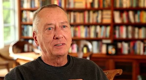 Sinema tarihinde bazı senaristler, yazdıkları hikâyeler kadar hikâyelerini gerçek yaşamdan nasıl besledikleriyle de öne çıkar. Barry Morrow bu isimlerden biridir. Amerikalı senarist ve yapımcı Morrow, özellikle insanların toplum tarafından yeterince anlaşılmayan yönlerini anlatan yapımlarıyla tanınır. Kariyerinde engellilik, aile bağları, önyargı, toplumsal dışlanma ve insan ilişkileri gibi temalara sık sık yer vermiştir.