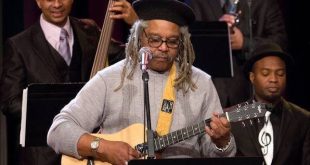 Juan de Marcos González, Küba'nın geleneksel müziğinin dünya çapında yeniden keşfedilmesinde büyük rol oynayan müzisyen, besteci, aranjör, tres gitaristi ve grup lideridir. Özellikle Buena Vista Social Club projesinin oluşumundaki katkılarıyla uluslararası müzik tarihinde önemli bir yere sahip olan González, Küba'nın son geleneğini modern kayıt teknolojileri ve uluslararası müzik piyasasıyla buluşturan isimlerden biridir.