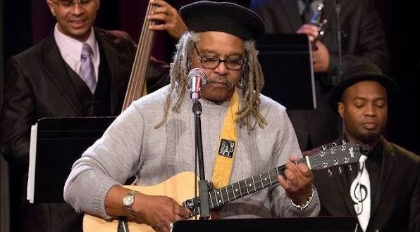 Juan de Marcos González, Küba'nın geleneksel müziğinin dünya çapında yeniden keşfedilmesinde büyük rol oynayan müzisyen, besteci, aranjör, tres gitaristi ve grup lideridir. Özellikle Buena Vista Social Club projesinin oluşumundaki katkılarıyla uluslararası müzik tarihinde önemli bir yere sahip olan González, Küba'nın son geleneğini modern kayıt teknolojileri ve uluslararası müzik piyasasıyla buluşturan isimlerden biridir.