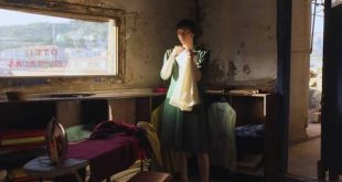 Türk sinemasının kendine özgü anlatım dili oluşturan yönetmenlerinden Pelin Esmer, 2025 yapımı O da Bir Şey mi filmiyle bir kez daha karakter odaklı hikâye anlatıcılığındaki ustalığını gözler önüne seriyor. Türkiye, Bulgaristan ve Romanya ortak yapımı olan film; insan hafızası, sınıfsal farklılıklar, hayaller, pişmanlıklar ve hayatın görünmeyen yükleri üzerine kurduğu güçlü atmosferle yılın en dikkat çeken sanat filmlerinden biri olmayı başarıyor.