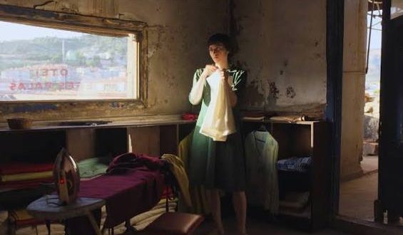 Türk sinemasının kendine özgü anlatım dili oluşturan yönetmenlerinden Pelin Esmer, 2025 yapımı O da Bir Şey mi filmiyle bir kez daha karakter odaklı hikâye anlatıcılığındaki ustalığını gözler önüne seriyor. Türkiye, Bulgaristan ve Romanya ortak yapımı olan film; insan hafızası, sınıfsal farklılıklar, hayaller, pişmanlıklar ve hayatın görünmeyen yükleri üzerine kurduğu güçlü atmosferle yılın en dikkat çeken sanat filmlerinden biri olmayı başarıyor.