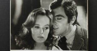 Sweet November (1968), ilk bakışta döneminin romantik komedi anlayışına uygun, tesadüflerle başlayan bir aşk hikâyesi gibi görünse de ilerledikçe çok daha melankolik ve düşündürücü bir anlatıya dönüşen özel filmlerden biridir. Herman Raucher’ın senaryosunu yazdığı yapımın yönetmen koltuğunda Robert Ellis Miller bulunurken başrolleri Sandy Dennis ve Anthony Newley paylaşır.