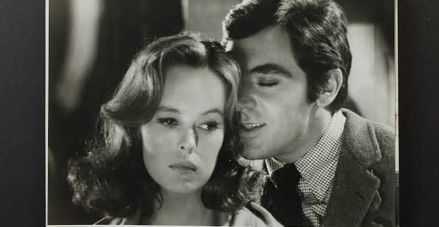 Sweet November (1968), ilk bakışta döneminin romantik komedi anlayışına uygun, tesadüflerle başlayan bir aşk hikâyesi gibi görünse de ilerledikçe çok daha melankolik ve düşündürücü bir anlatıya dönüşen özel filmlerden biridir. Herman Raucher’ın senaryosunu yazdığı yapımın yönetmen koltuğunda Robert Ellis Miller bulunurken başrolleri Sandy Dennis ve Anthony Newley paylaşır.