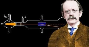 Joseph John Thomson, kısaca J. J. Thomson olarak da bilinen, atomun yapısına ilişkin anlayışımızı kökten değiştiren İngiliz fizikçidir. 19. yüzyılın sonlarında gerçekleştirdiği deneylerle elektronun varlığını ortaya koyması, modern atom fiziğinin başlangıcındaki en önemli gelişmelerden biri kabul edilir.