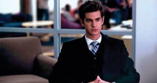Andrew Garfield, özellikle The Amazing Spider-Man, Hacksaw Ridge, Silence, Tick, Tick... Boom! ve We Live in Time gibi yapımlardaki performanslarıyla tanınan İngiliz-Amerikalı oyuncudur. Kariyeri boyunca yalnızca gişe odaklı filmlerde değil, bağımsız sinemada, biyografik dramalarda ve tiyatro sahnesinde de önemli roller üstlenen Garfield, farklı karakterlere uyum sağlayabilen oyunculardan biri olarak kabul edilir.