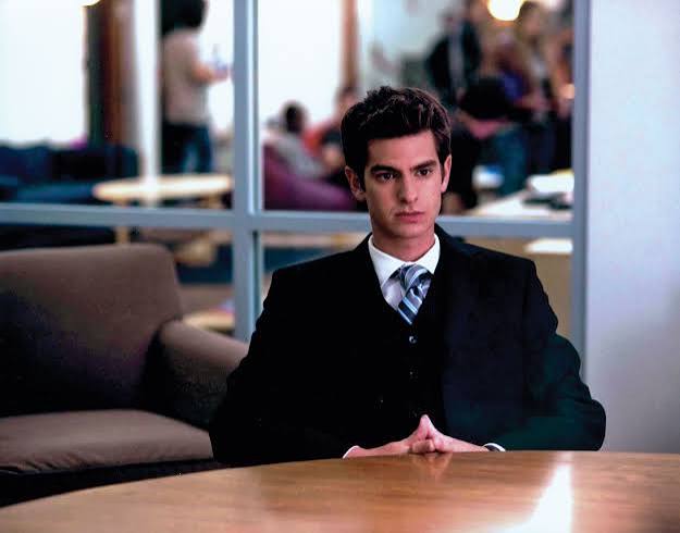 Andrew Garfield, özellikle The Amazing Spider-Man, Hacksaw Ridge, Silence, Tick, Tick... Boom! ve We Live in Time gibi yapımlardaki performanslarıyla tanınan İngiliz-Amerikalı oyuncudur. Kariyeri boyunca yalnızca gişe odaklı filmlerde değil, bağımsız sinemada, biyografik dramalarda ve tiyatro sahnesinde de önemli roller üstlenen Garfield, farklı karakterlere uyum sağlayabilen oyunculardan biri olarak kabul edilir.
