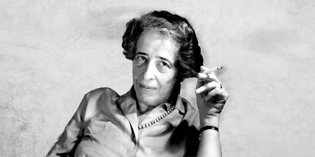 Hannah Arendt, 20. yüzyılın en etkili siyaset teorisyenlerinden, düşünürlerinden ve yazarlarından biridir. Totalitarizm, özgürlük, otorite, devrim, iktidar, kötülük ve insanlık durumu gibi konular üzerine geliştirdiği fikirler, günümüzde de siyaset felsefesi ve sosyal bilimler alanında önemli tartışmaların merkezinde yer almaktadır. Arendt, kendisini klasik anlamda bir filozof olarak tanımlamak yerine siyasi düşünceyle ilgilenen bir yazar ve teorisyen olarak görmeyi tercih etmiştir.