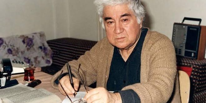 Türk edebiyatında mizah denildiğinde akla gelen ilk isimlerden biri olan Aziz Nesin, yalnızca güldüren öyküleriyle değil, toplumun aksayan yönlerini cesurca eleştiren eserleriyle de edebiyat tarihine damgasını vurmuştur. Bürokrasi, eğitim, siyaset, adalet, ekonomik eşitsizlik, insan ilişkileri ve gündelik yaşamın çelişkileri, onun eserlerinde mizahın süzgecinden geçirilerek okura aktarılmıştır
