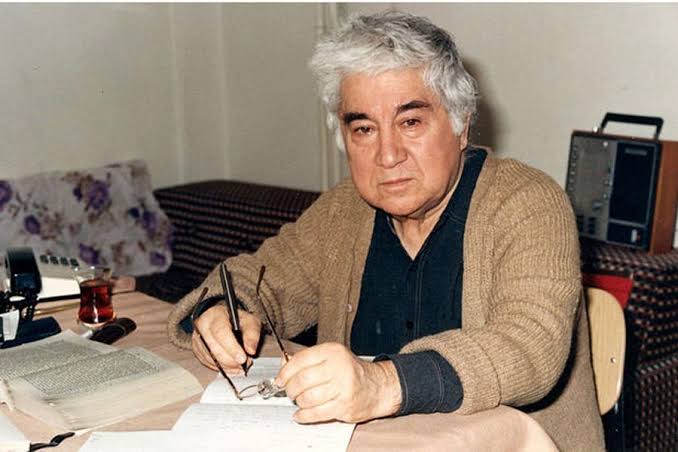 Türk edebiyatında mizah denildiğinde akla gelen ilk isimlerden biri olan Aziz Nesin, yalnızca güldüren öyküleriyle değil, toplumun aksayan yönlerini cesurca eleştiren eserleriyle de edebiyat tarihine damgasını vurmuştur. Bürokrasi, eğitim, siyaset, adalet, ekonomik eşitsizlik, insan ilişkileri ve gündelik yaşamın çelişkileri, onun eserlerinde mizahın süzgecinden geçirilerek okura aktarılmıştır