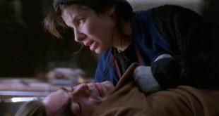 Sen Uyurken (While You Were Sleeping), 1995 yılında gösterime giren ve romantik komedi türünün 1990'lı yıllardaki en sevilen örneklerinden biri olarak öne çıkan Amerikan yapımı bir filmdir. Yönetmenliğini Jon Turteltaub'un üstlendiği yapımın başrollerinde Sandra Bullock, Bill Pullman ve Peter Gallagher yer alır. Peter Boyle ve Jack Warden gibi deneyimli oyuncular da filmin yardımcı kadrosunu güçlendirir.