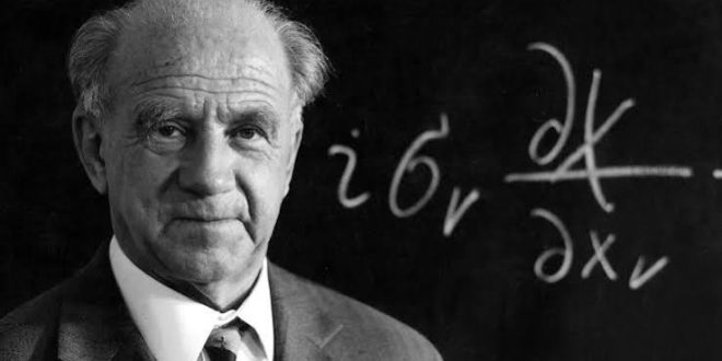 Werner Heisenberg, 20. yüzyılın en önemli teorik fizikçilerinden biri ve kuantum mekaniğinin kurucuları arasında yer alan Alman bilim insanıdır. Tam adı Werner Karl Heisenberg olan fizikçi, özellikle 1925 yılında geliştirdiği matris mekaniği, 1927'de ortaya koyduğu belirsizlik ilkesi ve atom altı dünyanın klasik fizik kurallarıyla açıklanamayacağını gösteren çalışmalarıyla tanınır.