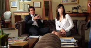Aşka İki Hafta (Two Weeks Notice), 2002 yılında vizyona giren, romantik komedi türünün klasik özelliklerini başarılı bir yıldız oyuncu eşleşmesiyle bir araya getiren Amerikan yapımı bir filmdir. Yönetmenliğini Marc Lawrence’ın üstlendiği yapımın başrollerinde Sandra Bullock ve Hugh Grant bulunur. İki oyuncunun daha önce farklı romantik komedi örneklerinde sergiledikleri doğal kimya, bu filmde de hikâyenin en önemli taşıyıcı unsurlarından biri haline gelir.